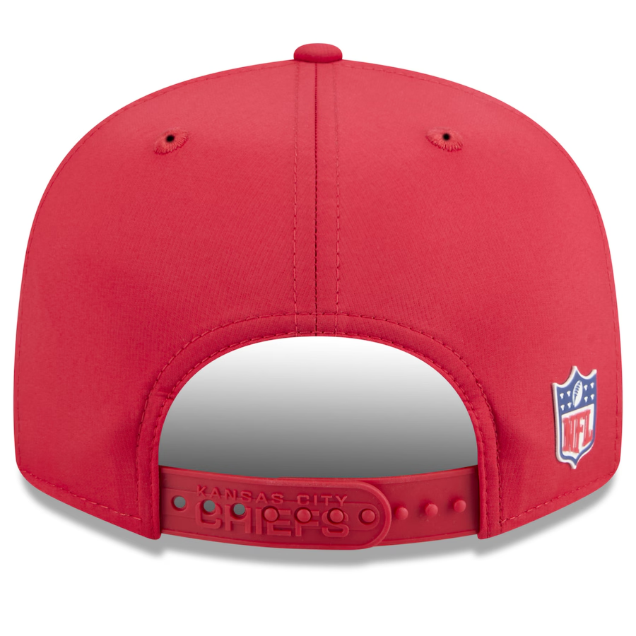 KANSAS CITY CHIEFS YOUTH 2025 NFL SIDELINE 9FIFTY SPLIT SNAPBACK HAT - RED