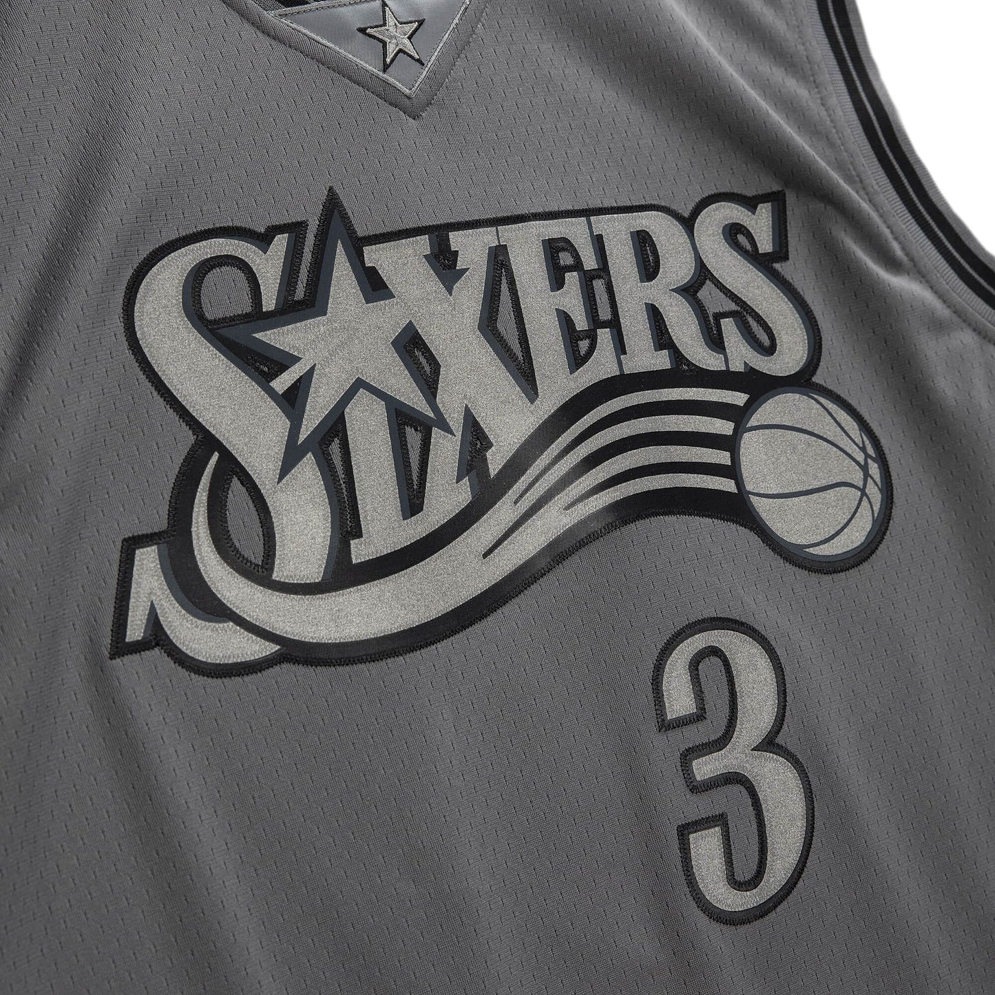 ALLEN IVERSON HOMBRE MITCHELL & NESS METAL WORKS 00-01' JERSEY SWINGMAN