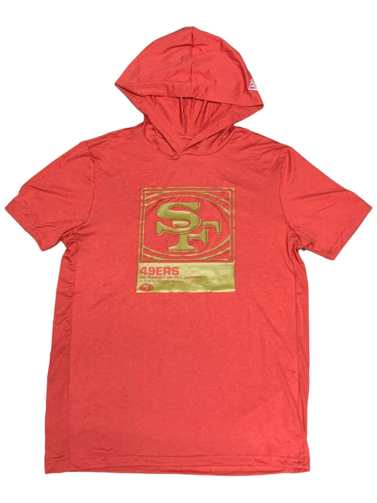 CAMISETA CON CAPUCHA Y ETIQUETA DE UBICACIÓN PARA HOMBRE SAN FRANCISCO 49ERS