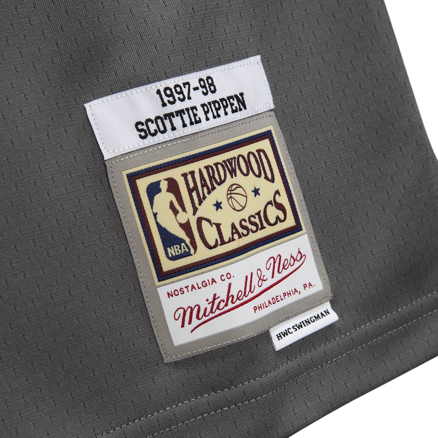 SCOTTIE PIPPEN MEN'S MITCHELL & NESS METAL WORKS 97-98' SWINGMAN JERSEY
