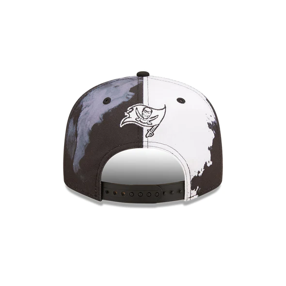 GORRA SNAPBACK 9FIFTY TAMPA BAY BUCCANEERS SIDELINE - TINTA NEGRA/BLANCO