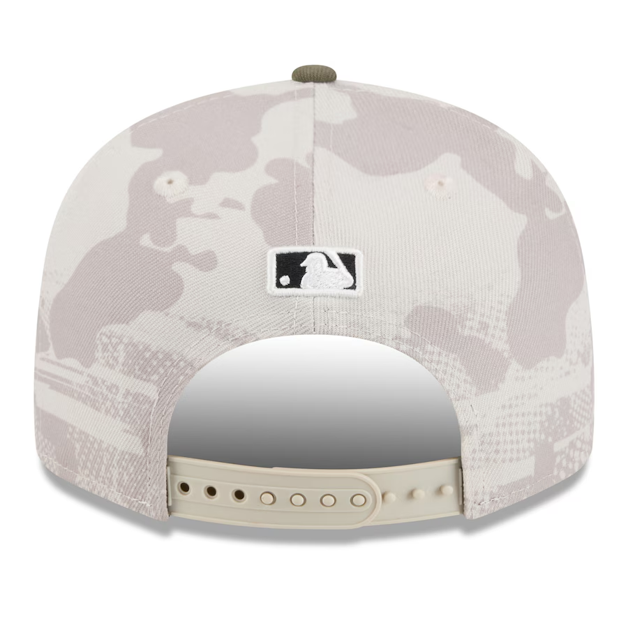 ATLANTA BRAVES 2025 MLB ARMED FORCES 9FIFTY SNAPBACK HAT - STONE/OLIVE