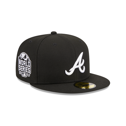 GORRA AJUSTADA 59FIFTY DE LA SERIE MUNDIAL 2021 CON PARCHE LATERAL DE LOS BRAVES DE ATLANTA - NEGRO/BLANCO