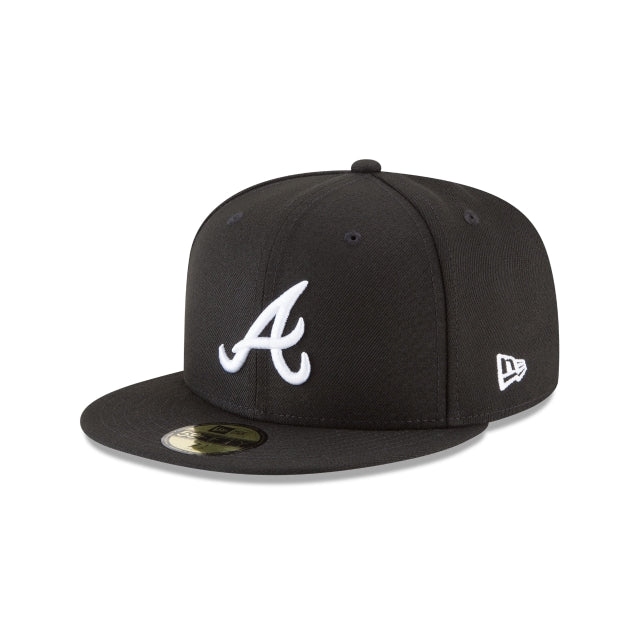 GORRA AJUSTADA 59FIFTY DE LA SERIE MUNDIAL 2021 CON PARCHE LATERAL DE LOS BRAVES DE ATLANTA - NEGRO/BLANCO