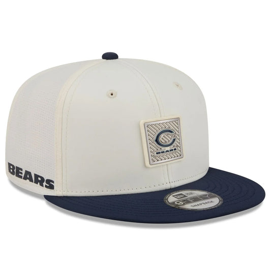 CHICAGO BEARS 'C' 2026 NFL TRAINING CAMP 9FIFTY SNAPBACK HAT - CHROME WHITE/NAVY