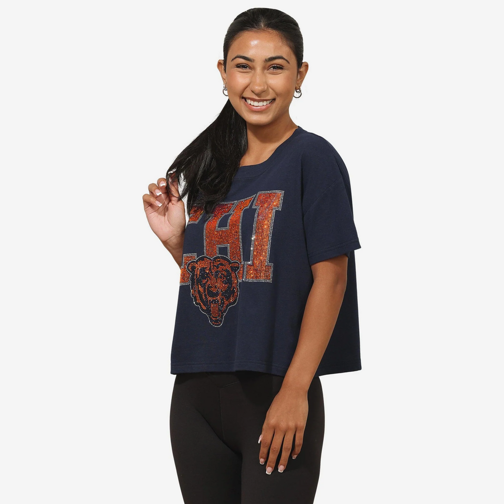 CHICAGO BEARS WOMEN'S FOCO RHINESTONE LOGO CROP TOP T-SHIRT - NAVY