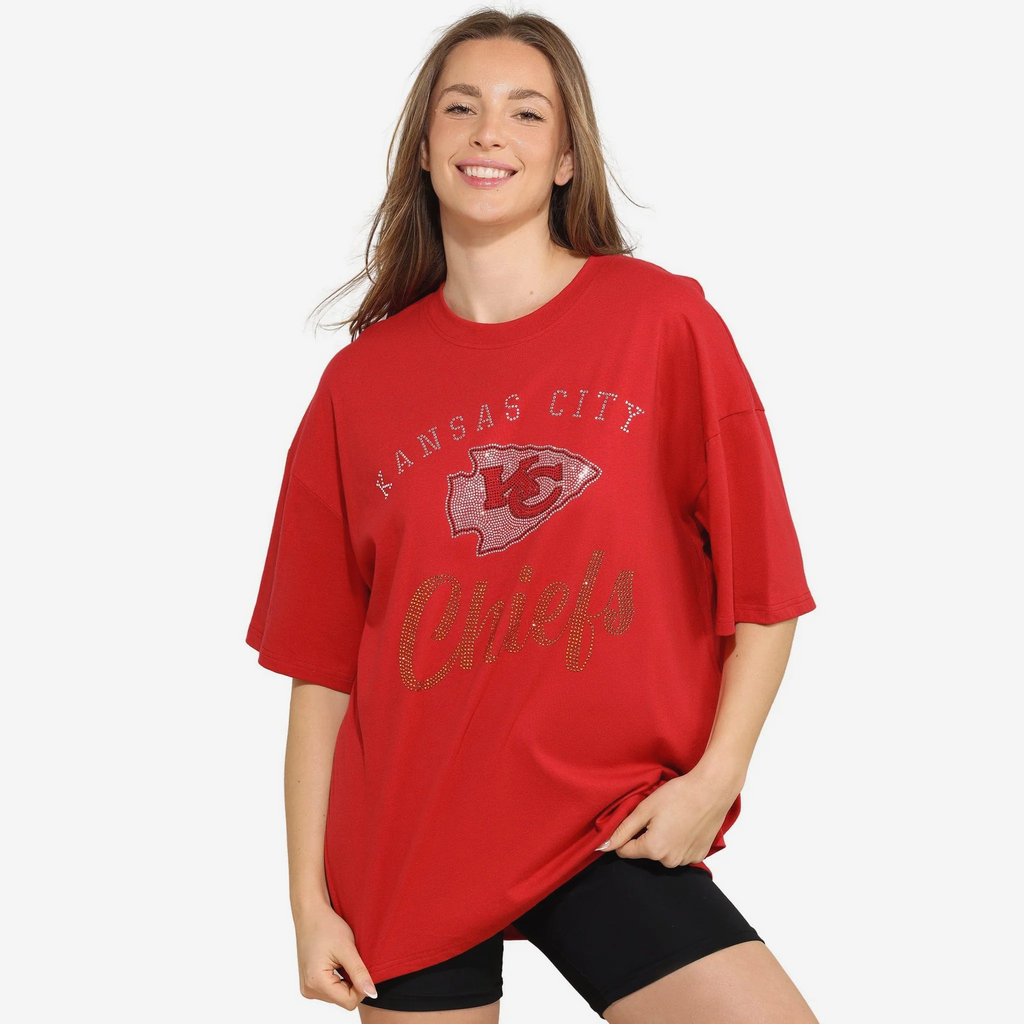 KANSAS CITY CHIEFS WOMEN'S FOCO RHINESTONE LOGO OVERSIZED T-SHIRT - RED