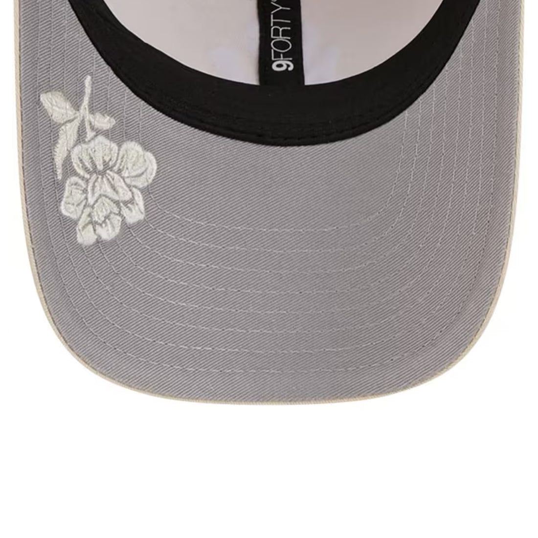 NEW YORK YANKEES WOMEN'S FLORAL MESH 9FORTY M-CROWN TRUCKER HAT - LIGHT CREAM