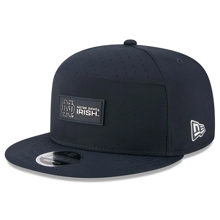 NOTRE DAME FIGHTING IRISH 2025 SIDELINE SPLIT PANEL 9FIFTY SNAPBACK HAT - NAVY