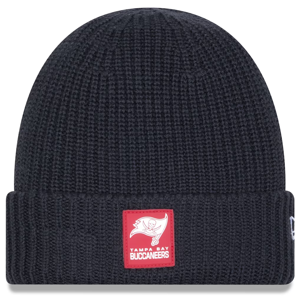 TAMPA BAY BUCCANEERS 2025 SIDELINE COLD WEATHER CUFFED KNIT - CHARCOAL