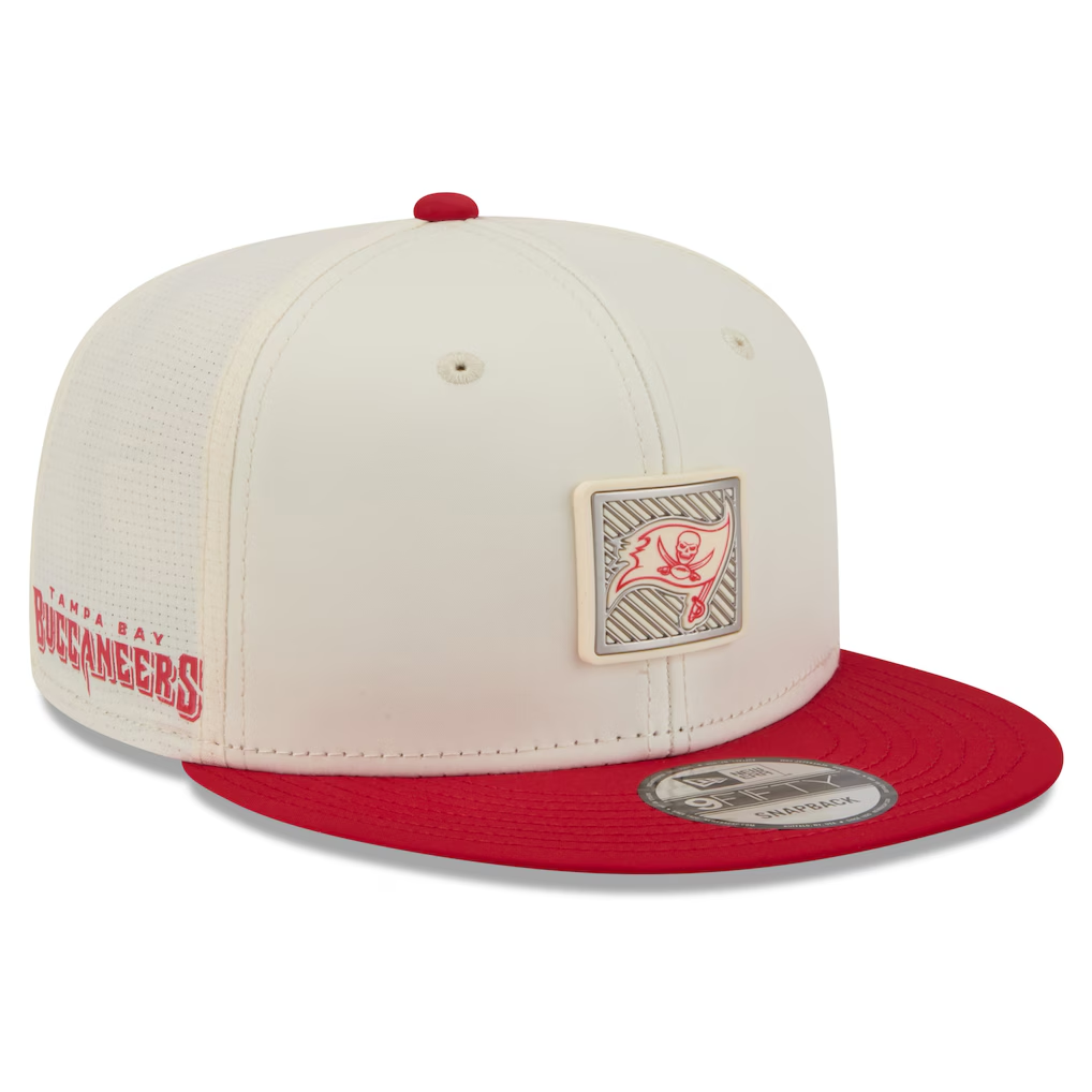 TAMPA BAY BUCCANEERS 2026 NFL TRAINING CAMP 9FIFTY SNAPBACK HAT - CHROME WHITE/RED