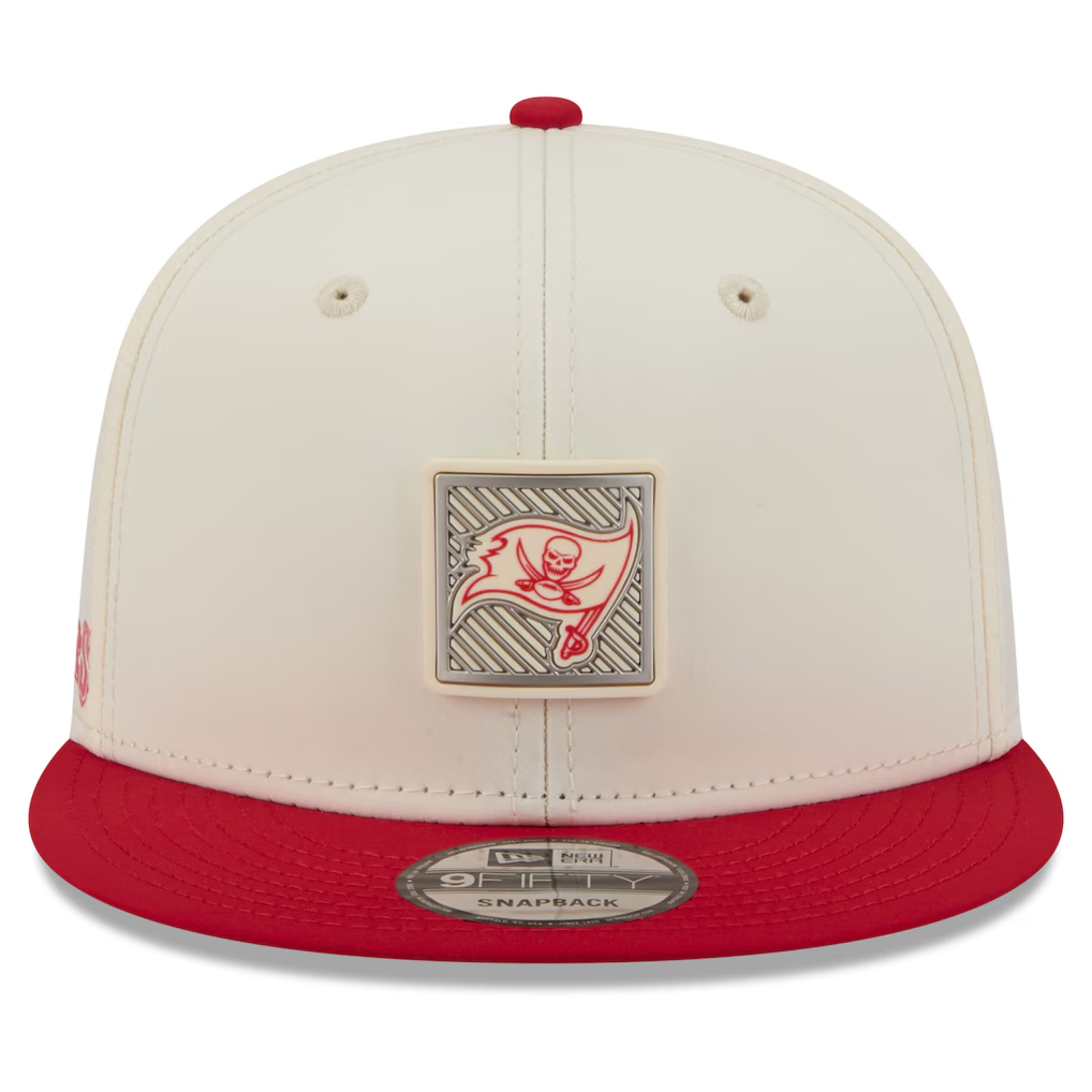 TAMPA BAY BUCCANEERS 2026 NFL TRAINING CAMP 9FIFTY SNAPBACK HAT - CHROME WHITE/RED