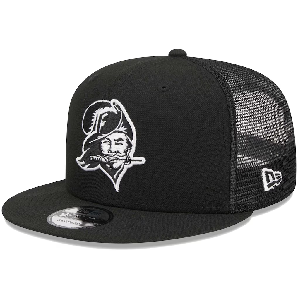 TAMPA BAY BUCCANEERS RETRO EVERGREEN TRUCKER 9FIFTY SNAPBACK HAT - BLACK/WHITE