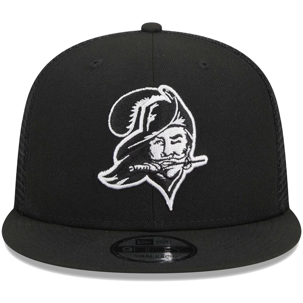TAMPA BAY BUCCANEERS RETRO EVERGREEN TRUCKER 9FIFTY SNAPBACK HAT - BLACK/WHITE