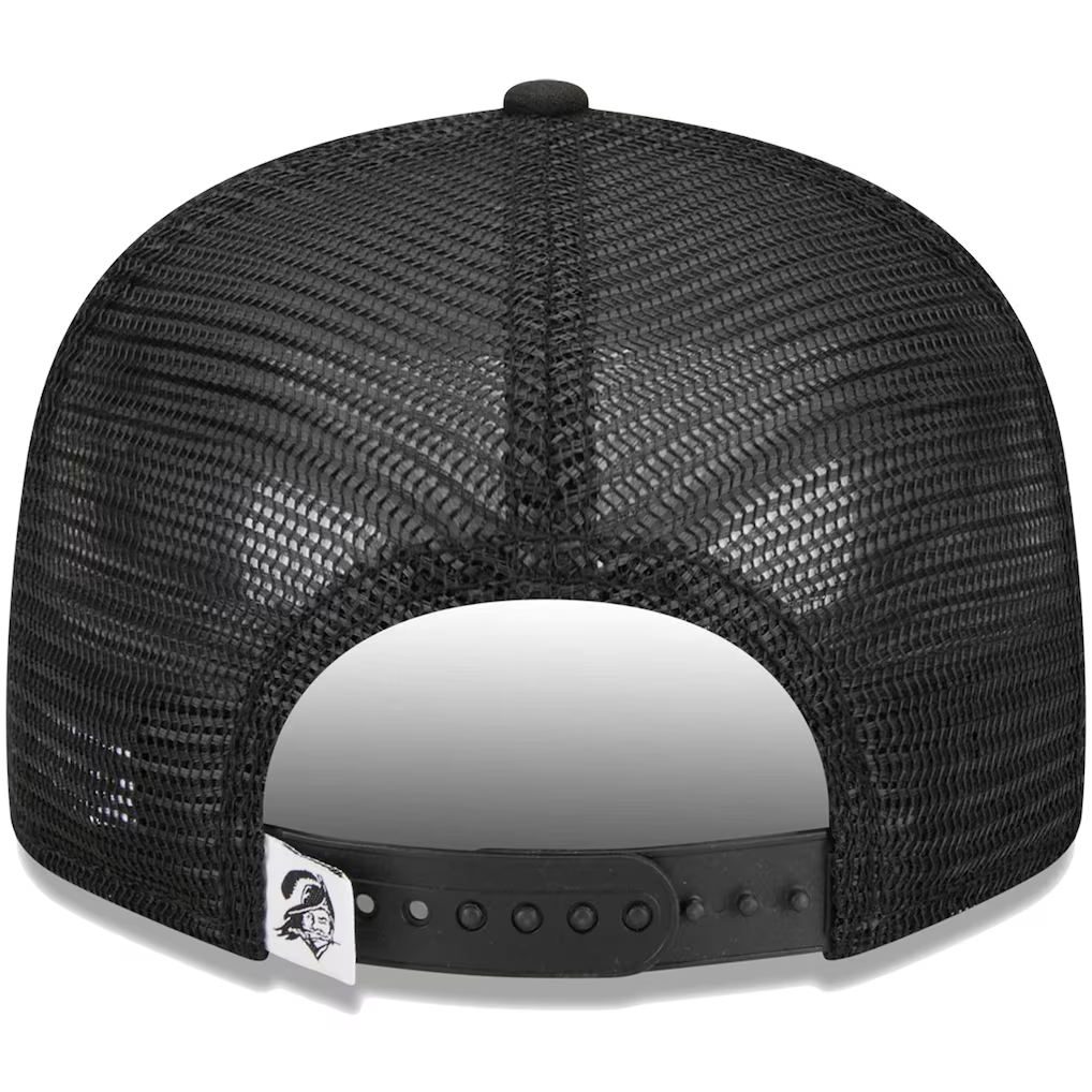 TAMPA BAY BUCCANEERS RETRO EVERGREEN TRUCKER 9FIFTY SNAPBACK HAT - BLACK/WHITE