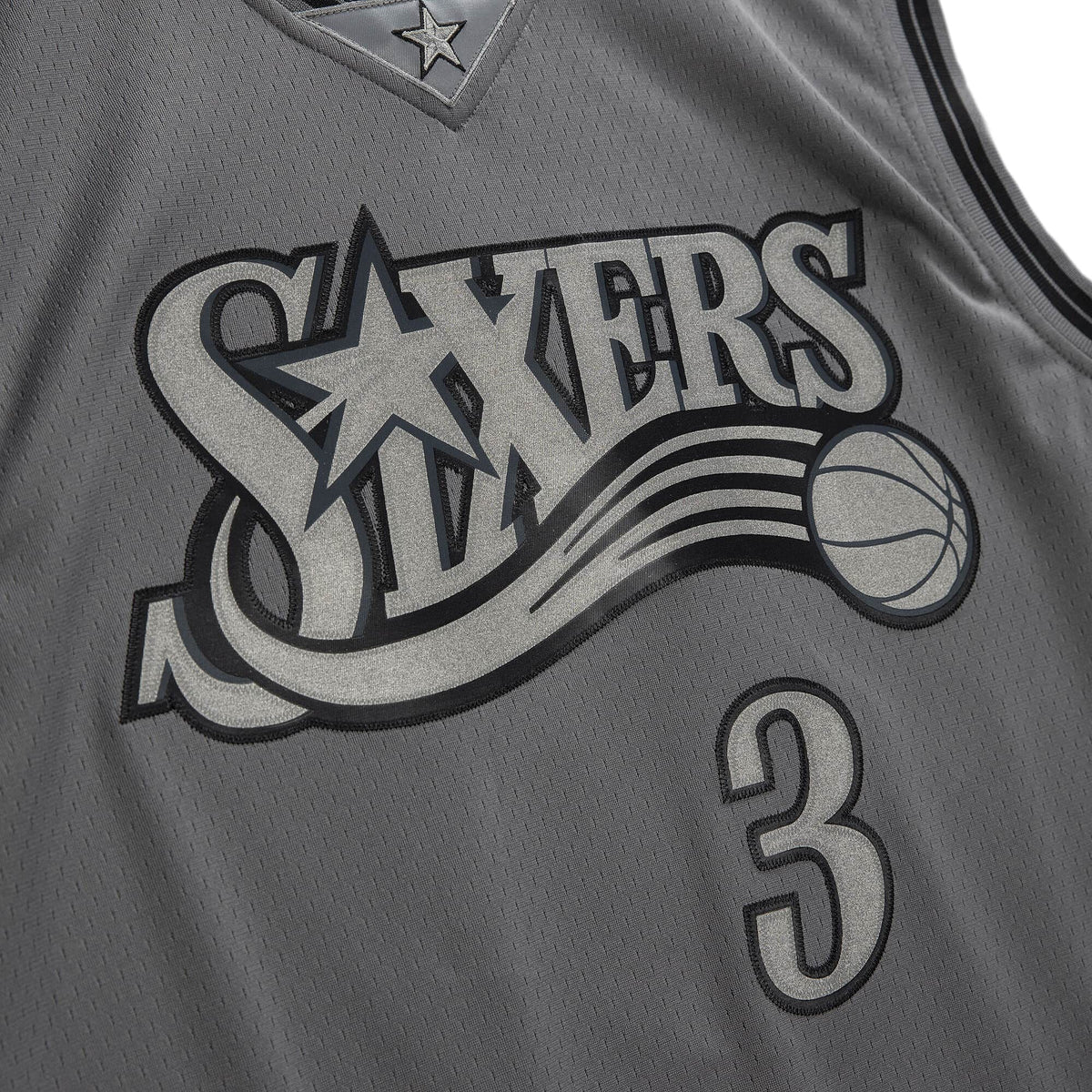 ALLEN IVERSON MEN'S MITCHELL & NESS METAL WORKS 00-01' SWINGMAN JERSEY