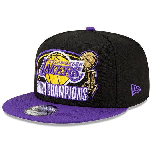 GORRA 9FIFTY PERSONALIZADA CON EL TROFEO DE LOS CAMPEONES DE LOS ANGELES LAKERS