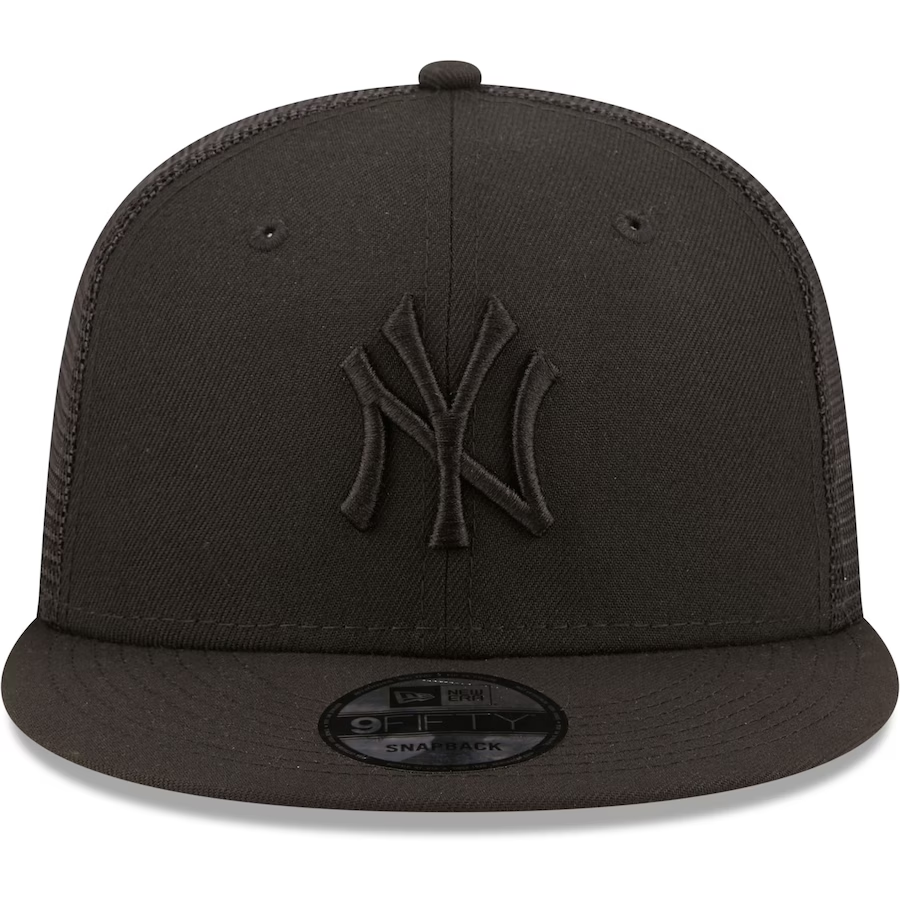 NEW YORK YANKEES MEN'S CLASSIC TRUCKER 9FIFTY SNAPBACK-BLACK ON BLACK