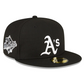 GORRA AJUSTADA 59FIFTY CON PARCHE LATERAL DE LA SERIE MUNDIAL CON PARCHE LATERAL DE OAKLAND ATHLETICS - NEGRO/BLANCO