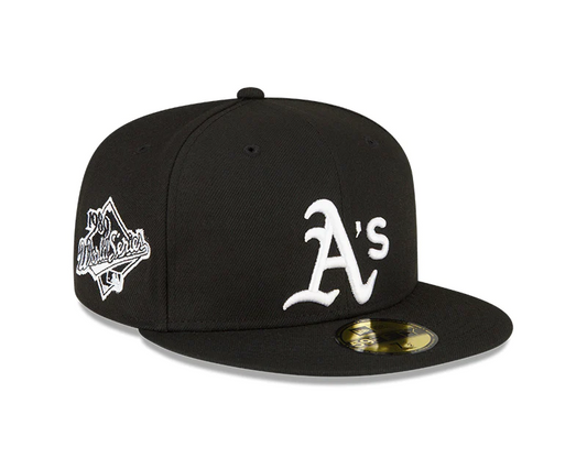 GORRA AJUSTADA 59FIFTY CON PARCHE LATERAL DE LA SERIE MUNDIAL CON PARCHE LATERAL DE OAKLAND ATHLETICS - NEGRO/BLANCO