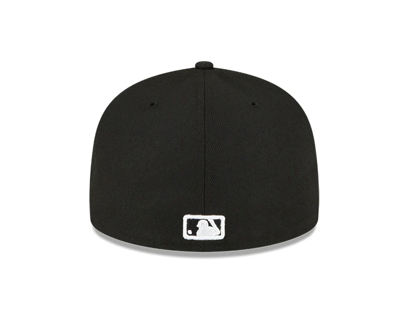 GORRA AJUSTADA 59FIFTY CON PARCHE LATERAL DE LA SERIE MUNDIAL CON PARCHE LATERAL DE OAKLAND ATHLETICS - NEGRO/BLANCO