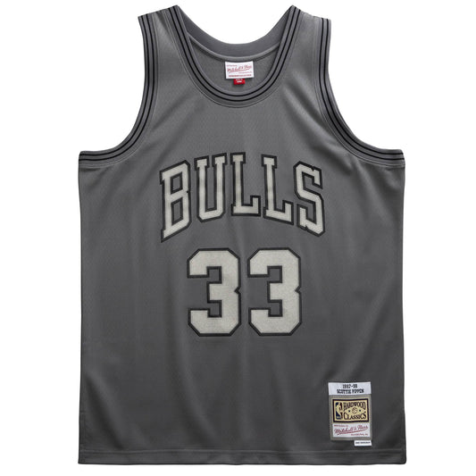 SCOTTIE PIPPEN MEN'S MITCHELL & NESS METAL WORKS 97-98' SWINGMAN JERSEY