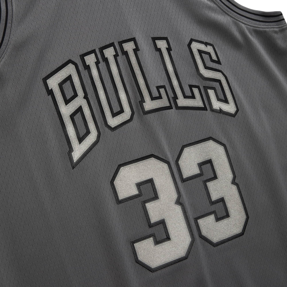 SCOTTIE PIPPEN MEN'S MITCHELL & NESS METAL WORKS 97-98' SWINGMAN JERSEY