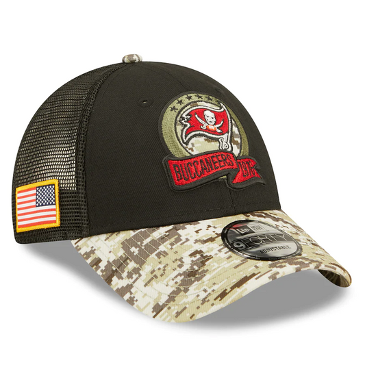 GORRA DE CAMIONERO AJUSTABLE 9FORTY TAMPA BAY BUCCANEERS SALUTE TO SERVICE