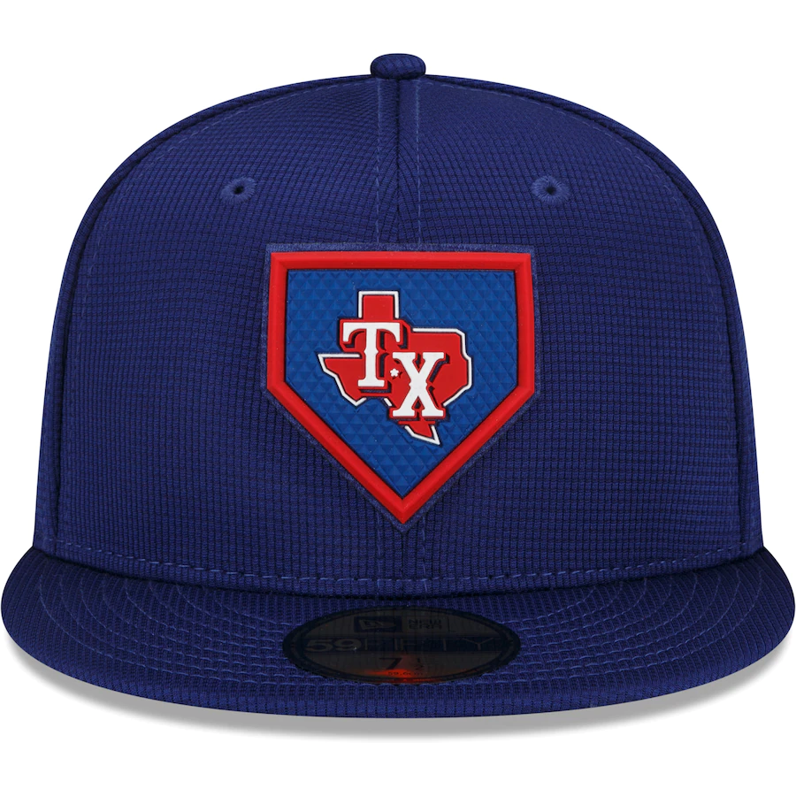 Hombre alto con gorra de béisbol y ropa deportiva azul roja está